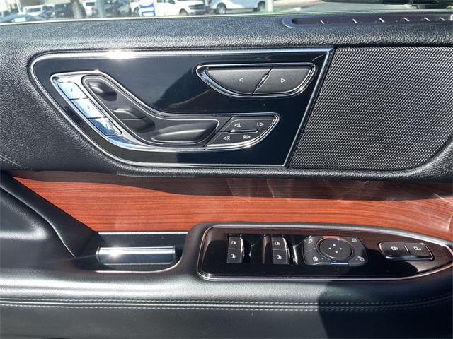 Vehicle image 33 of 36