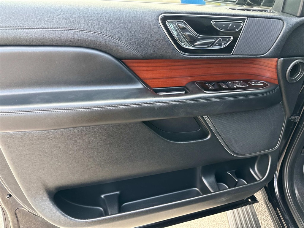 Vehicle image 24 of 30