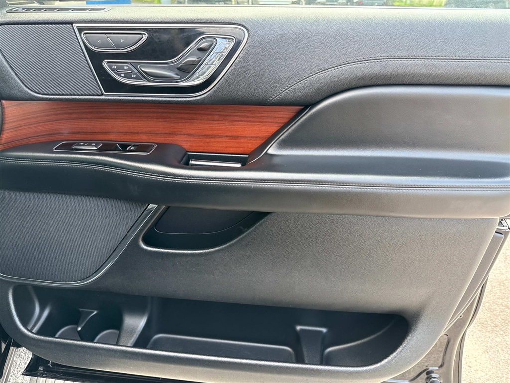 Vehicle image 27 of 30