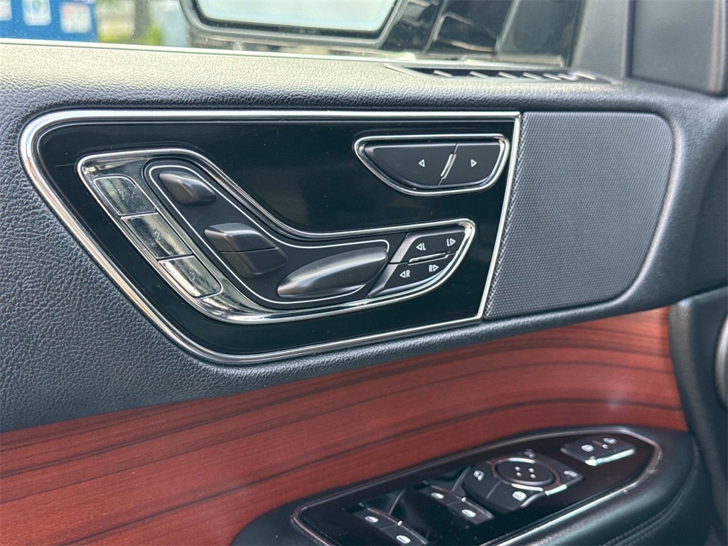 Vehicle image 28 of 30