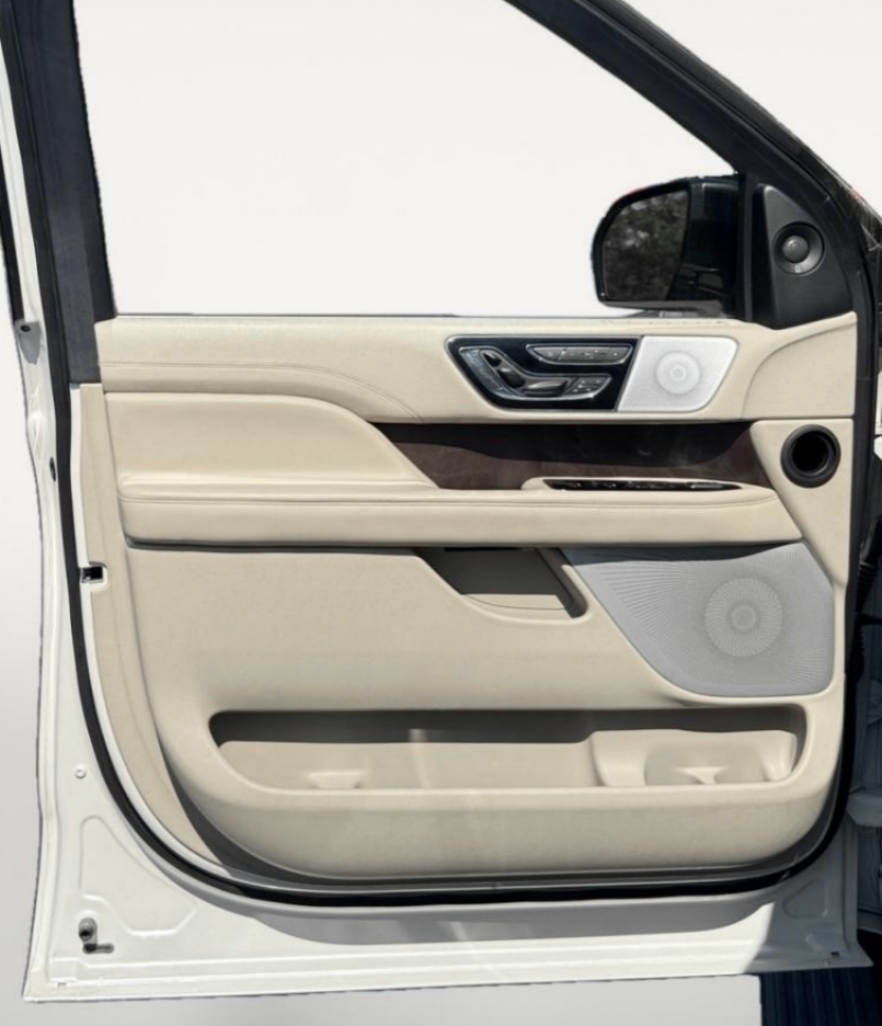 2021 Lincoln Navigator Reserve Image 11 of 33