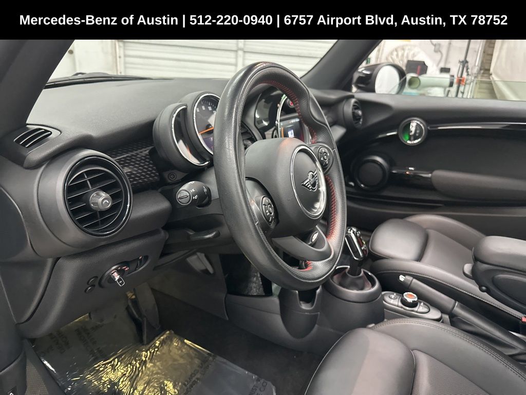 Vehicle image 14 of 15