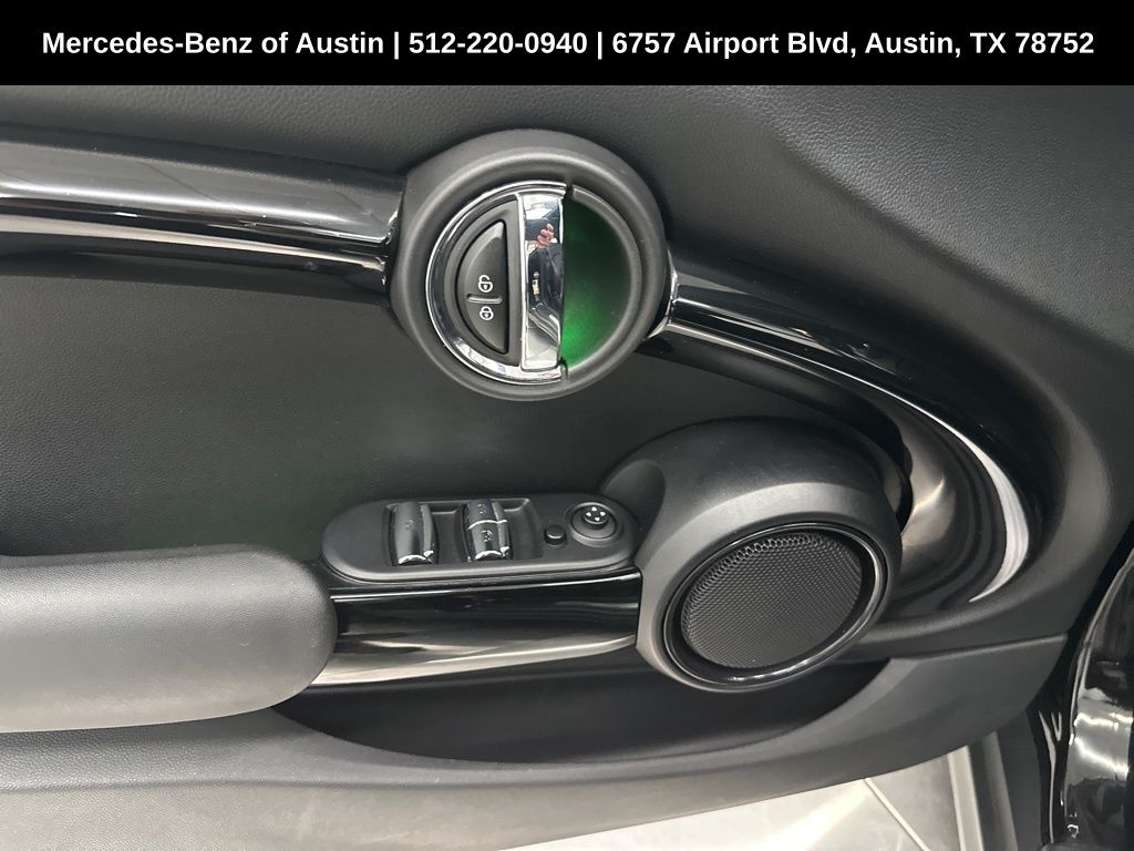 Vehicle image 11 of 15
