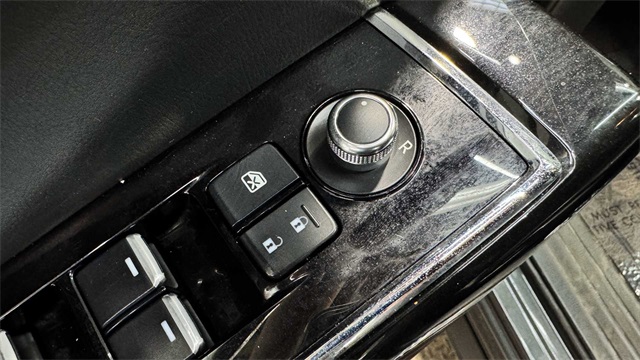 Vehicle image 24 of 33