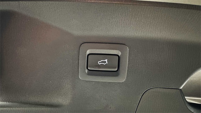 Vehicle image 27 of 33