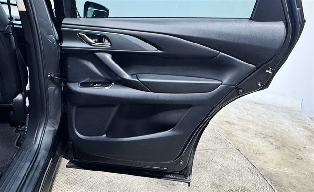 Vehicle image 23 of 33