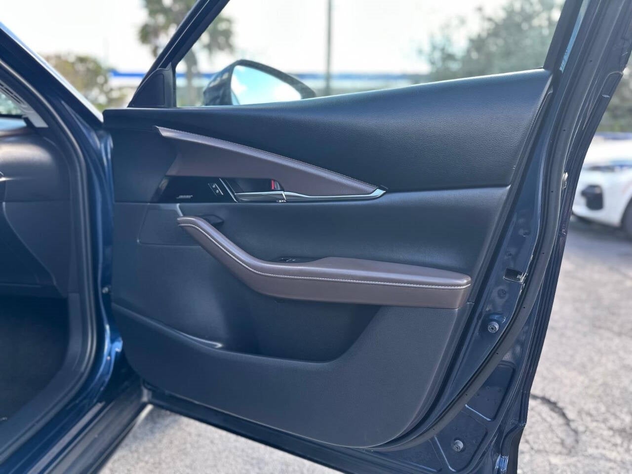 Vehicle image 21 of 52