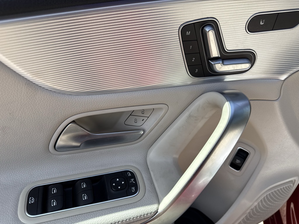 Vehicle image 23 of 28