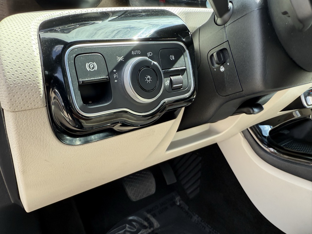 Vehicle image 24 of 28