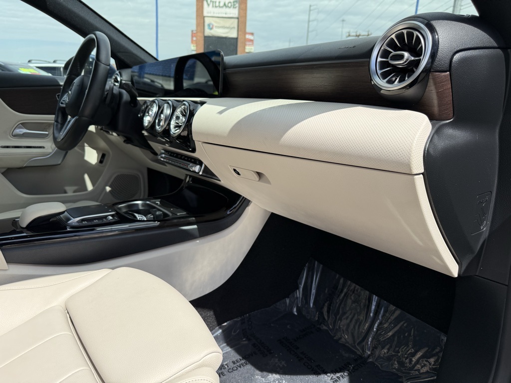Vehicle image 17 of 28
