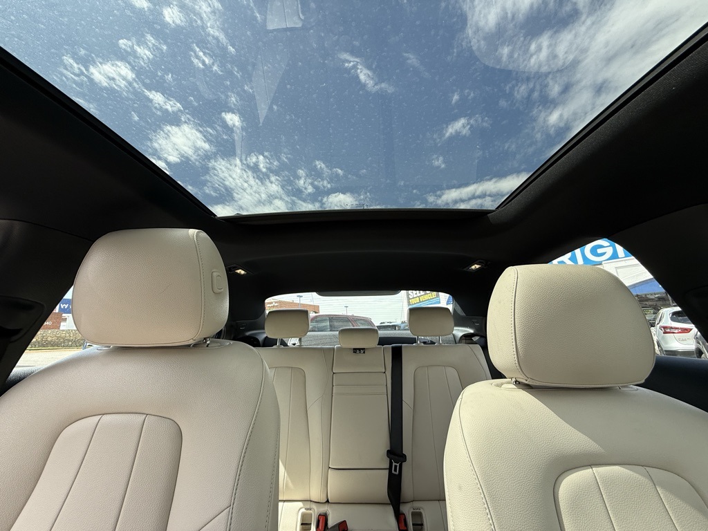 Vehicle image 27 of 28