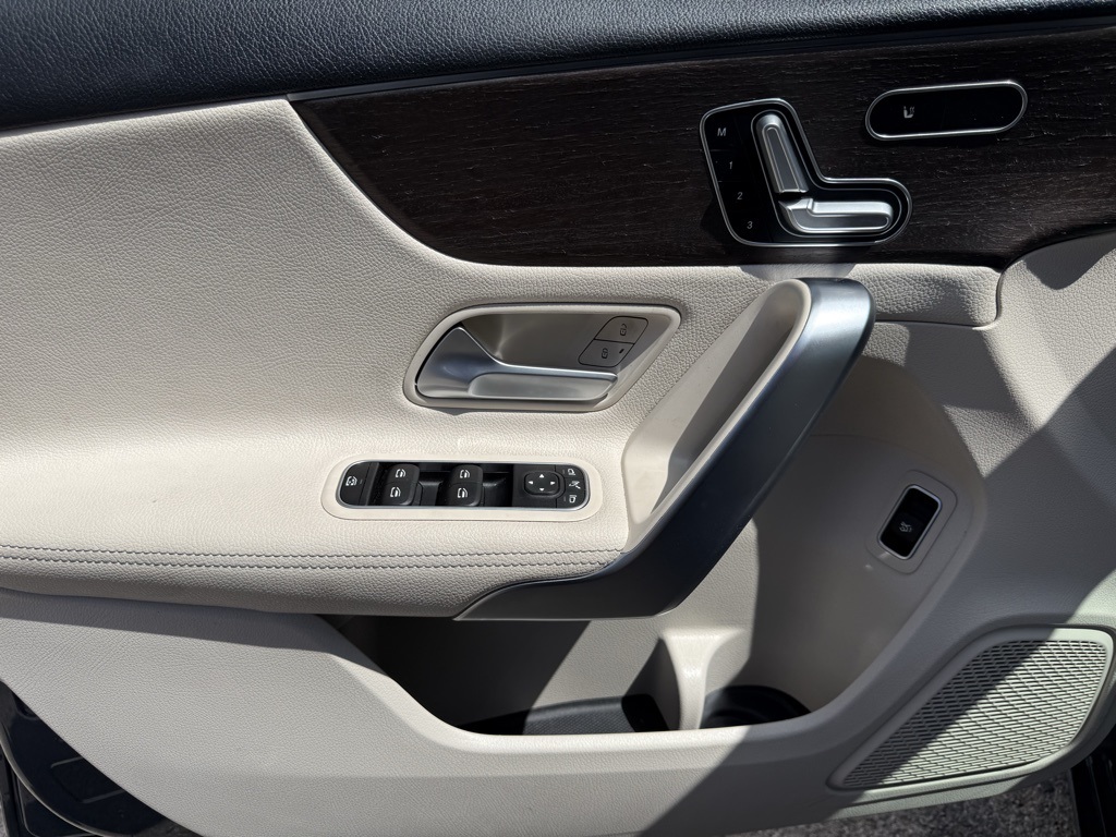 Vehicle image 22 of 28