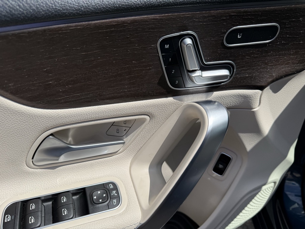 Vehicle image 23 of 28