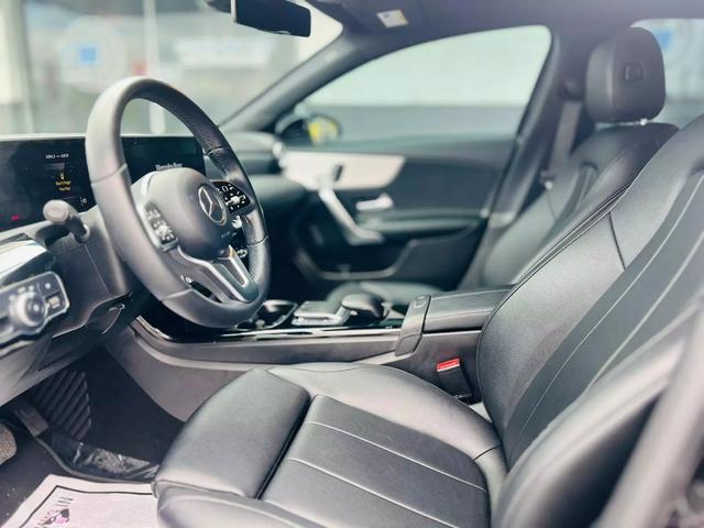 Vehicle image 21 of 32