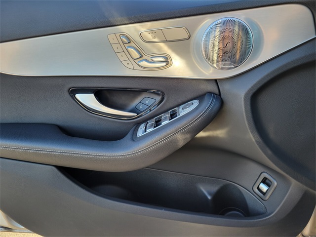 Vehicle image 17 of 24
