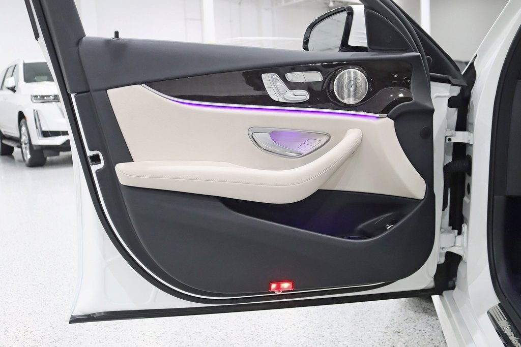Vehicle image 33 of 44