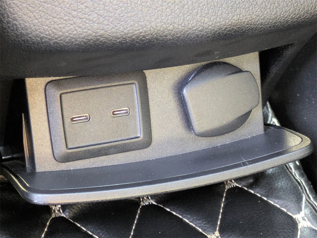 Vehicle image 32 of 41