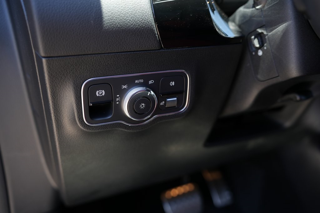 Vehicle image 17 of 35