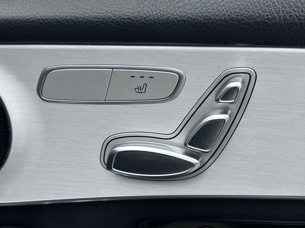 Vehicle image 33 of 69