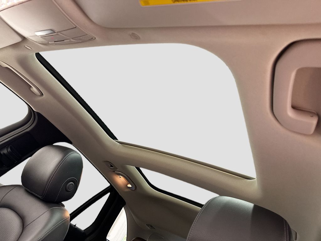 2021 Mercedes-Benz GLC 300 Image 17 of 39