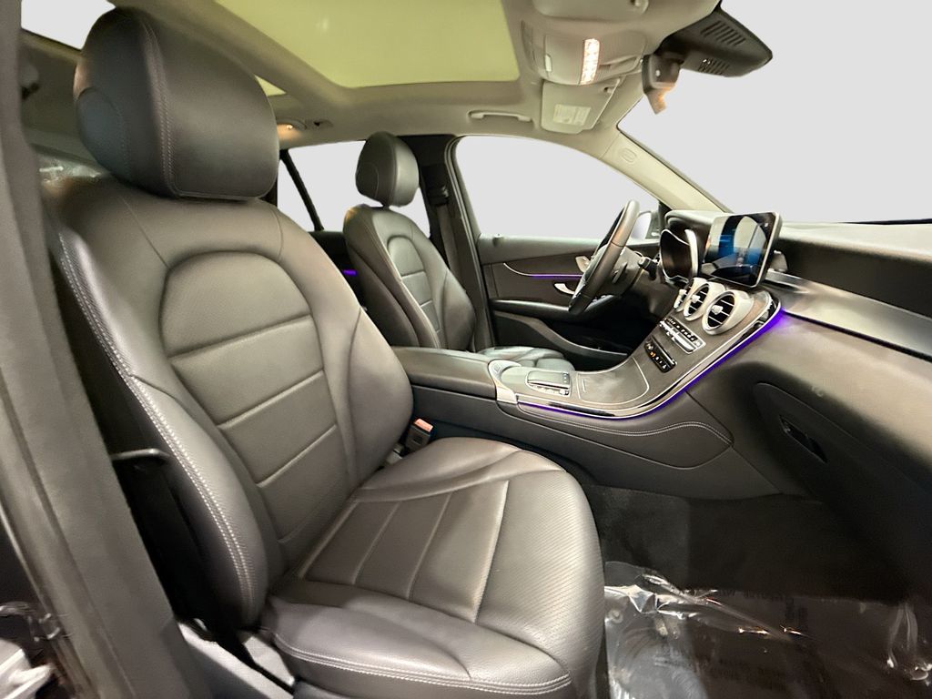 2021 Mercedes-Benz GLC 300 Image 14 of 39