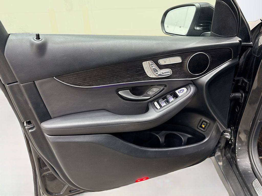 2021 Mercedes-Benz GLC 300 Image 33 of 39