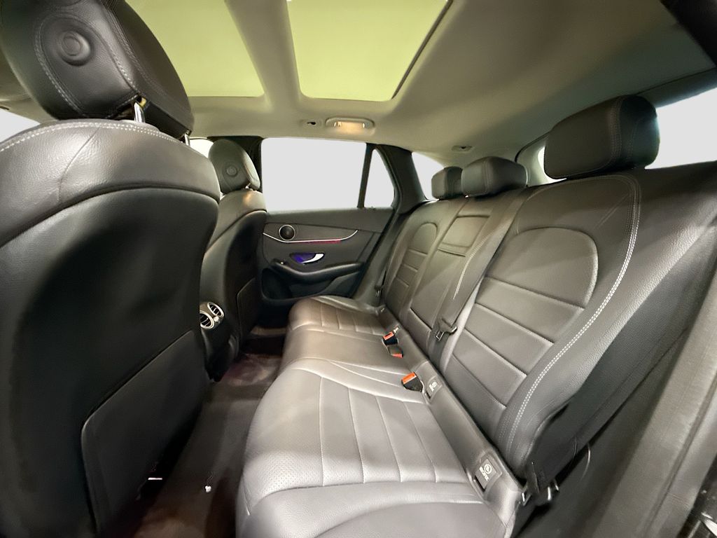 2021 Mercedes-Benz GLC 300 Image 12 of 39