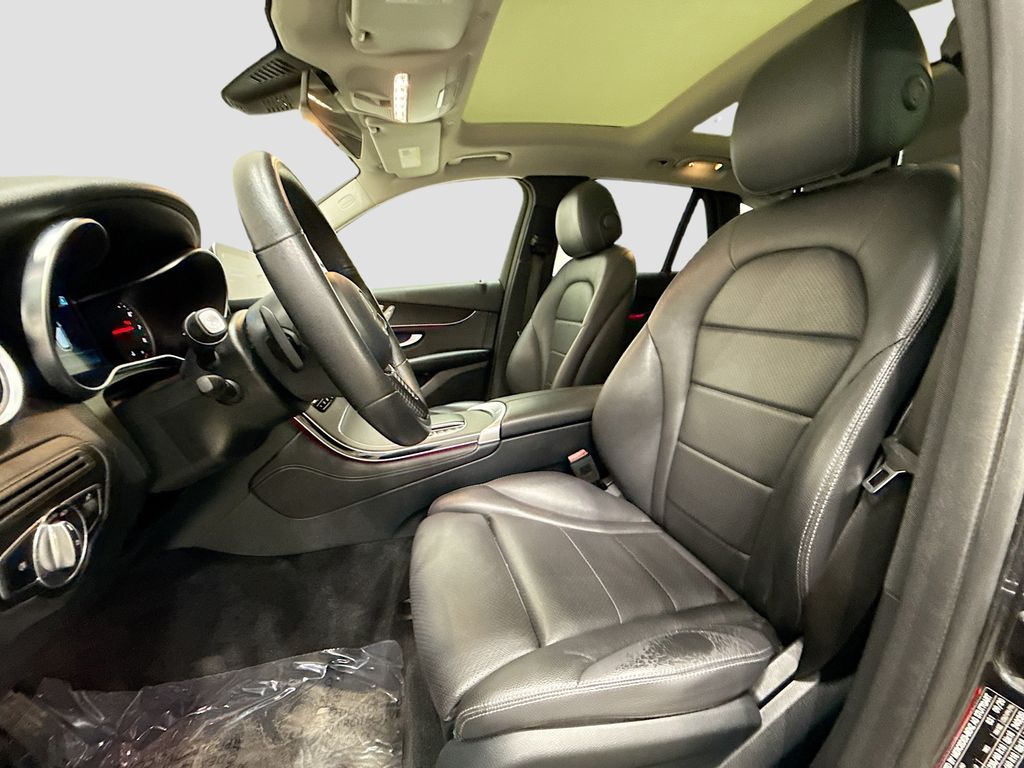 2021 Mercedes-Benz GLC 300 Image 13 of 39