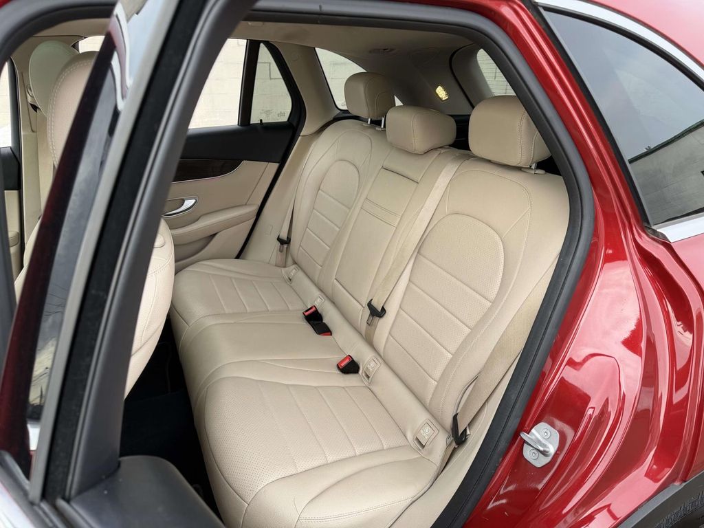 2021 Mercedes-Benz GLC 300 Image 14 of 37