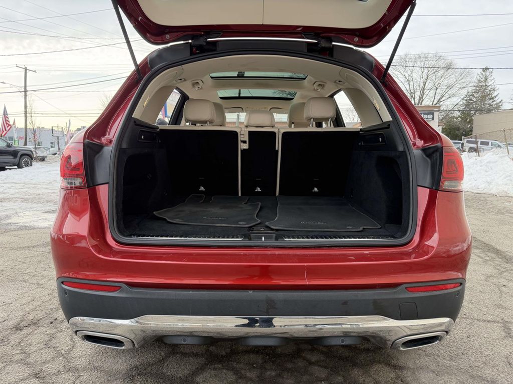 2021 Mercedes-Benz GLC 300 Image 9 of 37