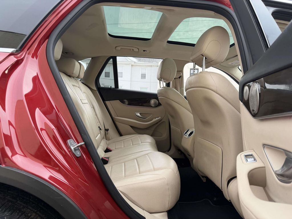 2021 Mercedes-Benz GLC 300 Image 12 of 37