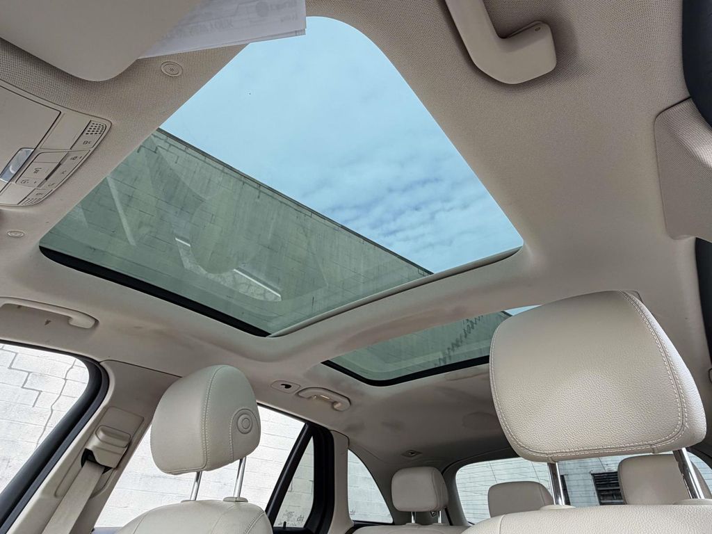 2021 Mercedes-Benz GLC 300 Image 23 of 37