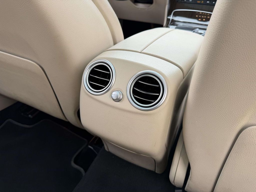 2021 Mercedes-Benz GLC 300 Image 30 of 37