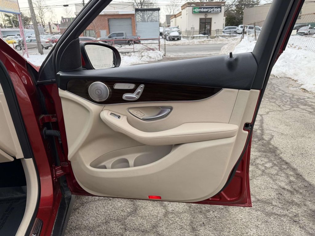 2021 Mercedes-Benz GLC 300 Image 36 of 37