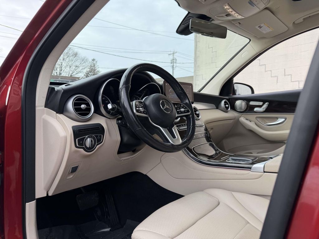 2021 Mercedes-Benz GLC 300 Image 18 of 37