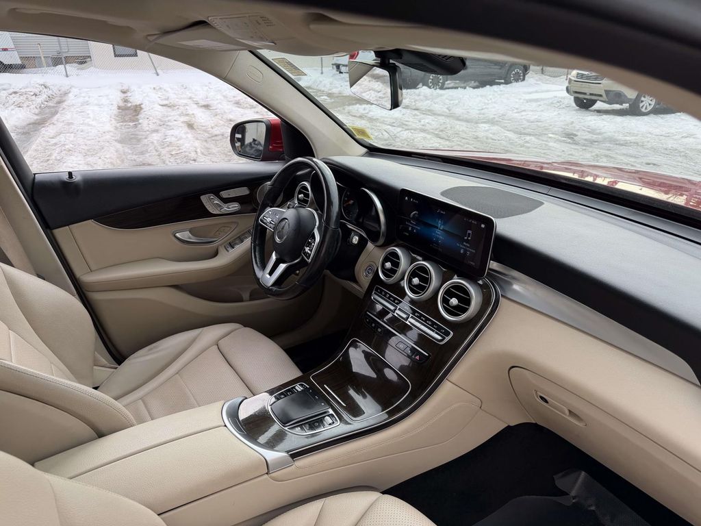 2021 Mercedes-Benz GLC 300 Image 16 of 37