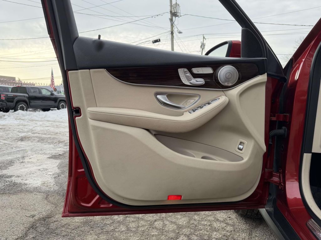 2021 Mercedes-Benz GLC 300 Image 34 of 37