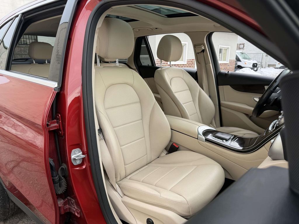 2021 Mercedes-Benz GLC 300 Image 10 of 37