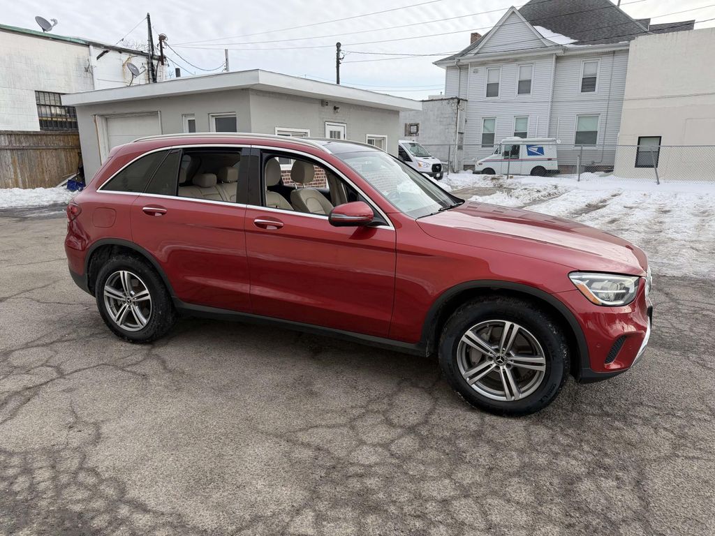 2021 Mercedes-Benz GLC 300 Image 5 of 37