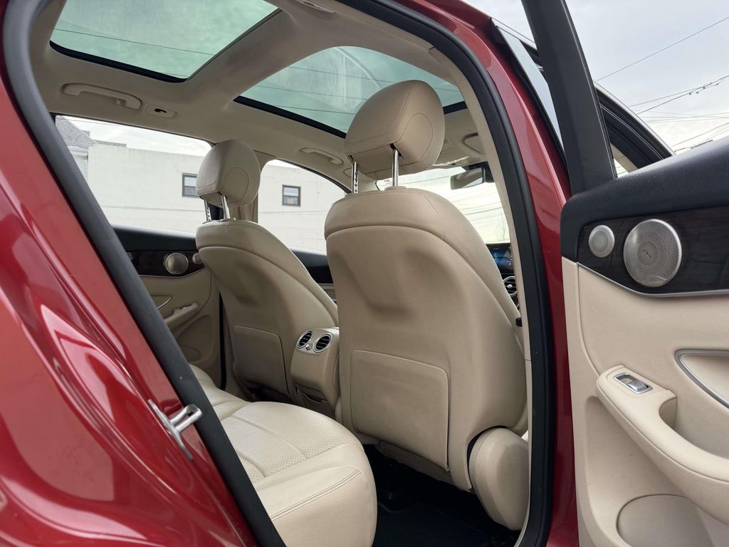 2021 Mercedes-Benz GLC 300 Image 13 of 37