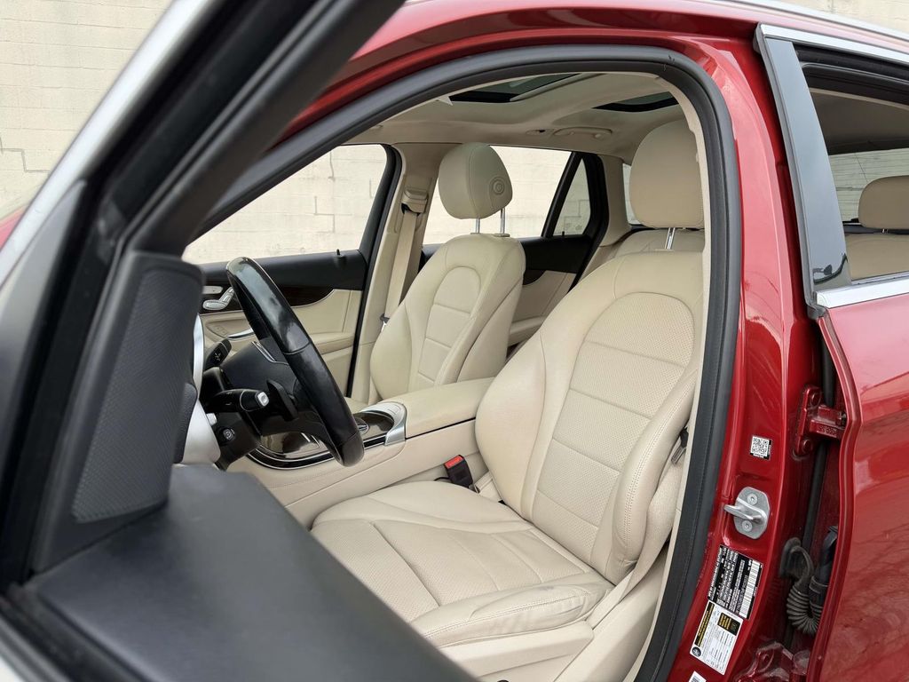 2021 Mercedes-Benz GLC 300 Image 15 of 37