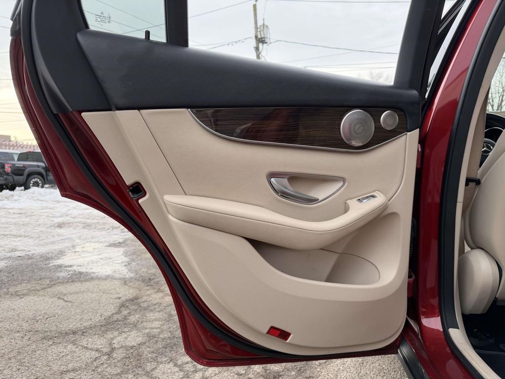 2021 Mercedes-Benz GLC 300 Image 31 of 37