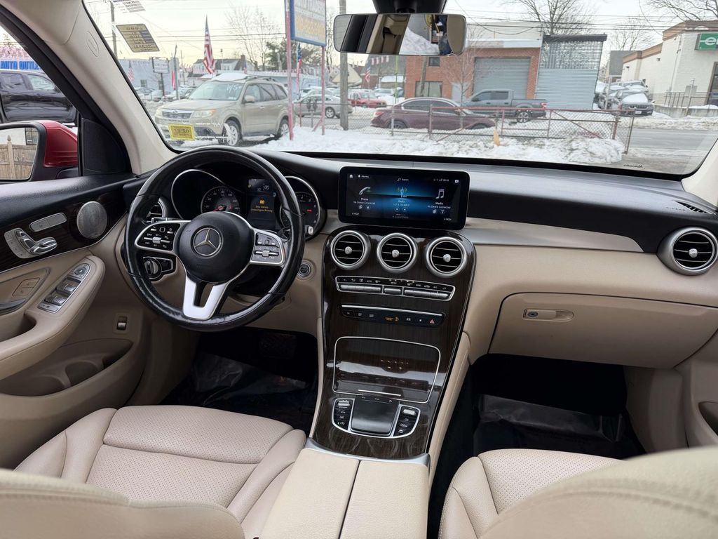 2021 Mercedes-Benz GLC 300 Image 17 of 37