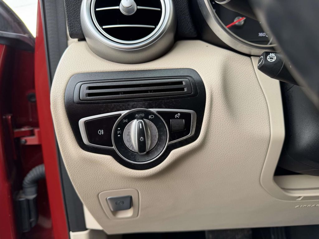 2021 Mercedes-Benz GLC 300 Image 28 of 37