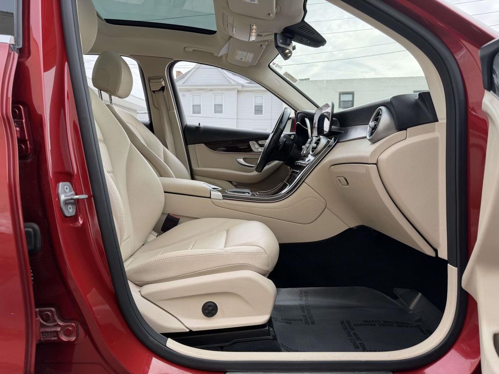 2021 Mercedes-Benz GLC 300 Image 33 of 37
