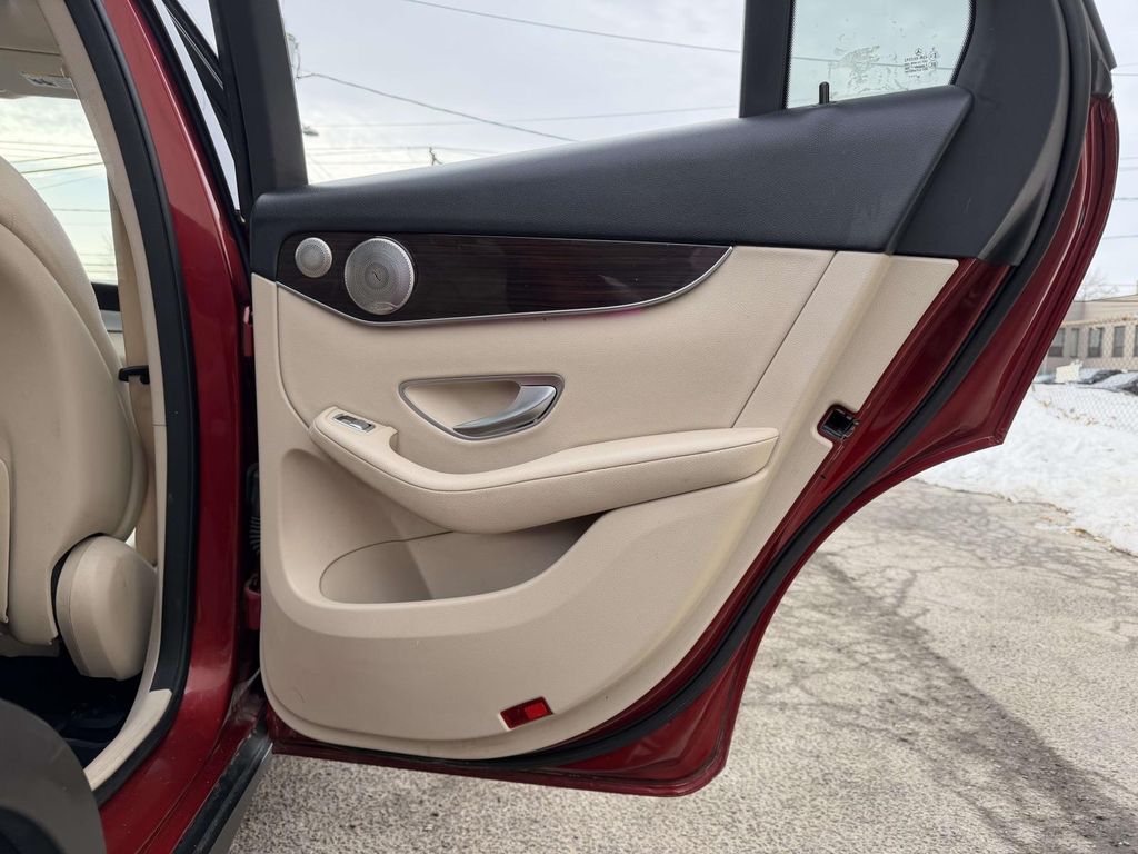 2021 Mercedes-Benz GLC 300 Image 29 of 37