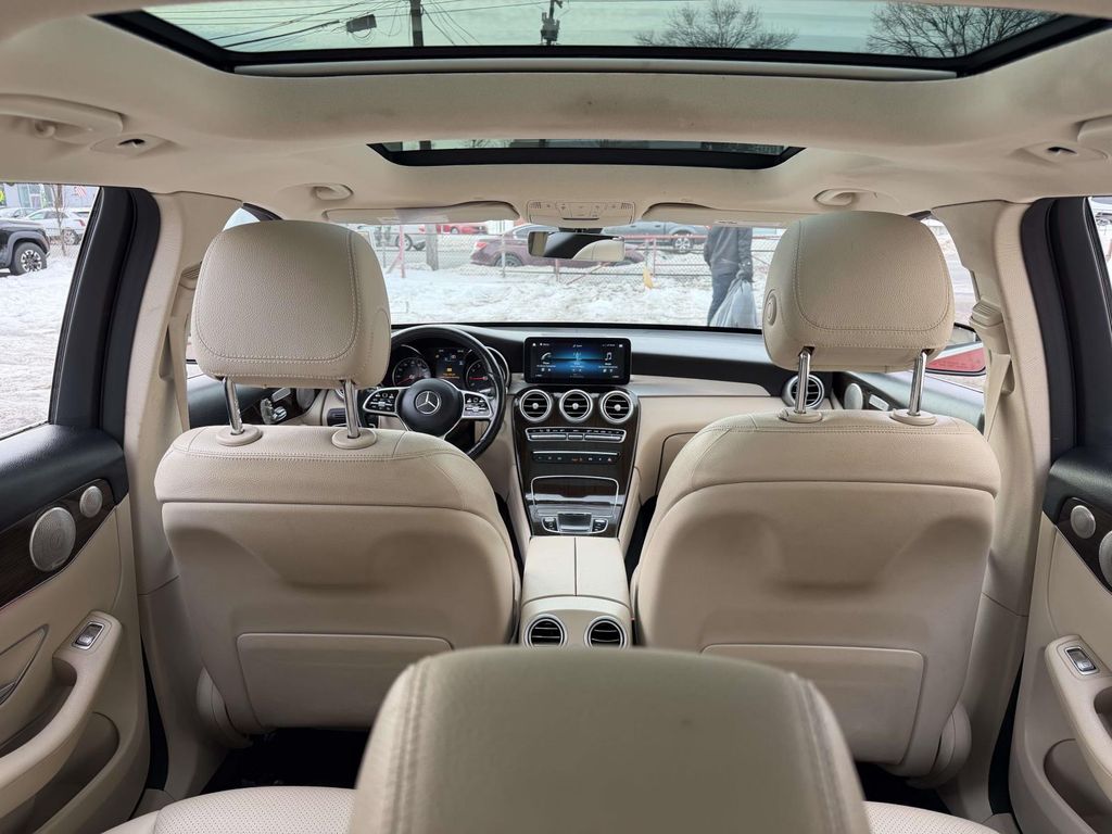2021 Mercedes-Benz GLC 300 Image 19 of 37
