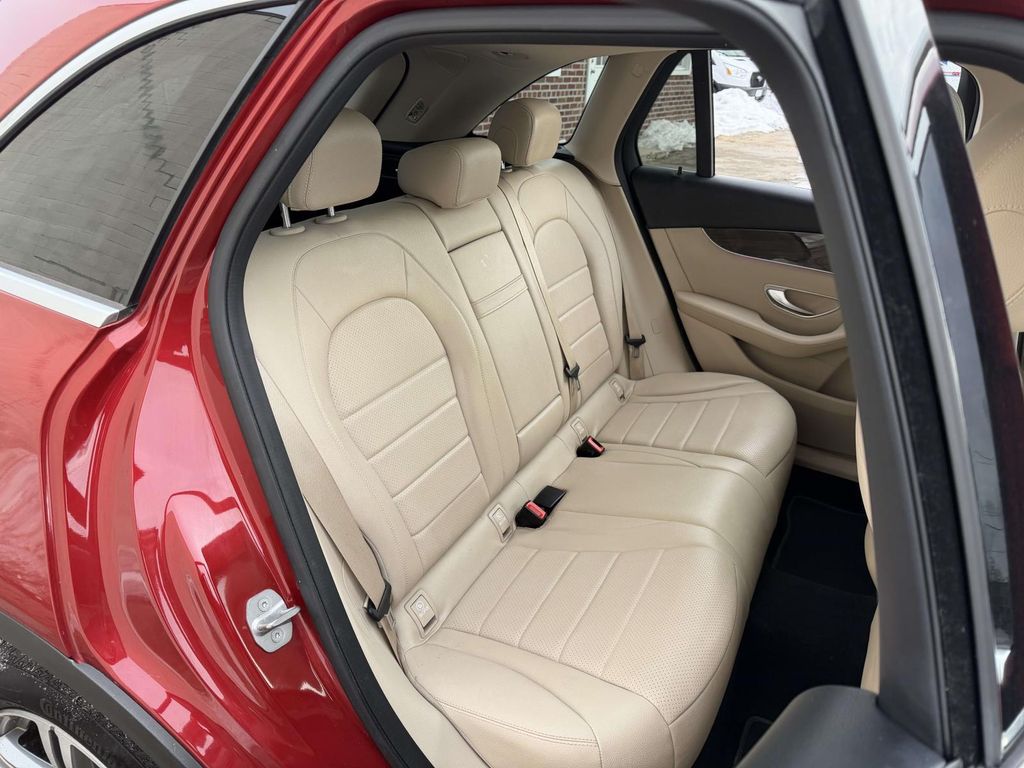 2021 Mercedes-Benz GLC 300 Image 11 of 37