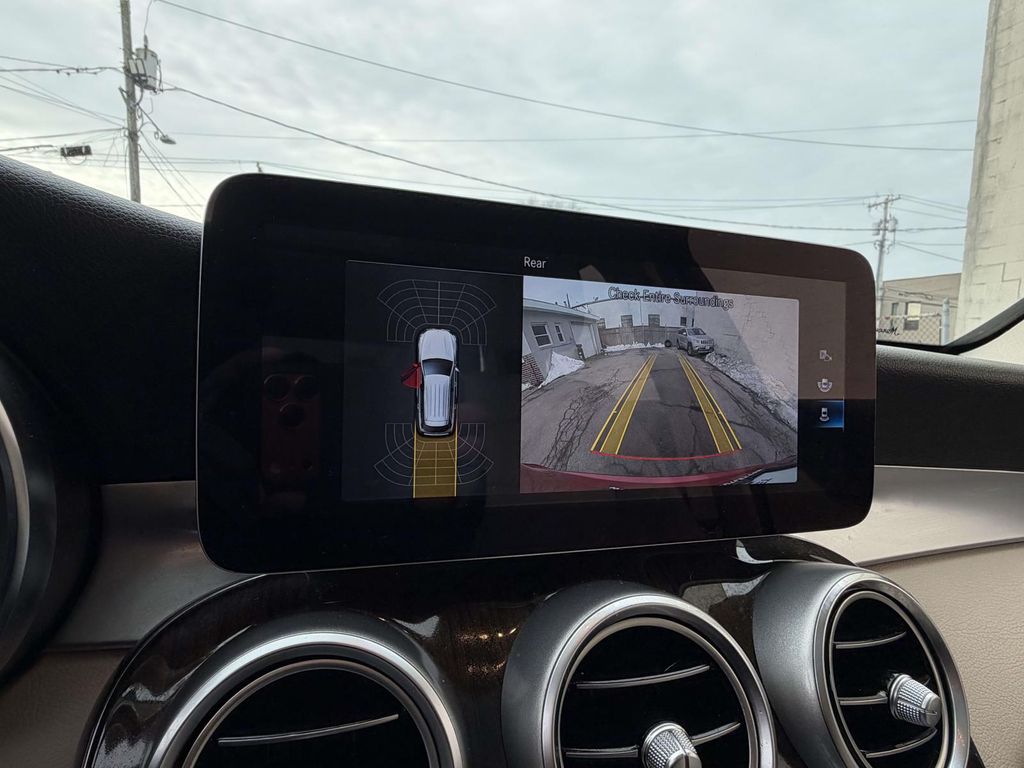 2021 Mercedes-Benz GLC 300 Image 25 of 37