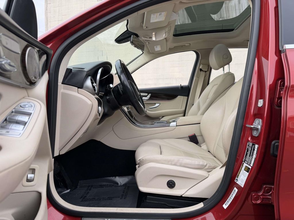 2021 Mercedes-Benz GLC 300 Image 22 of 37